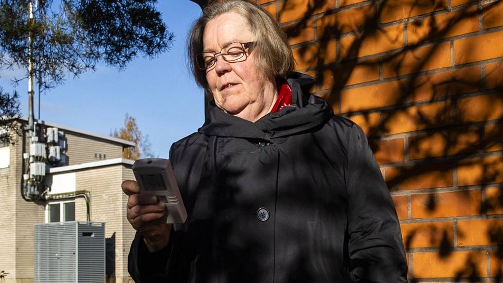 Järvenpäässä asuvan Anja Haaparannan omakotitalon vieressä on muuntaja tukiasemineen. Haaparanta kertoo saaneensa säteilystä terveyshaittoja.