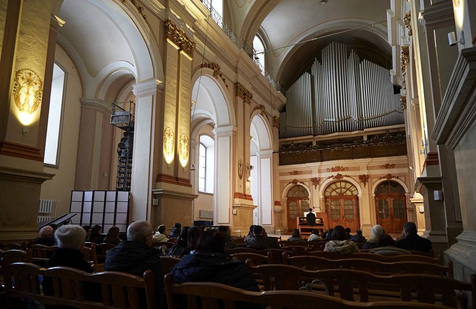 Opiskelijoiden urkukonsertti Pyhän Maria Magdalenan kirkossa Lvivissä tuo lohtua ihmisille pommitusten ja sähkökatkosten keskellä.