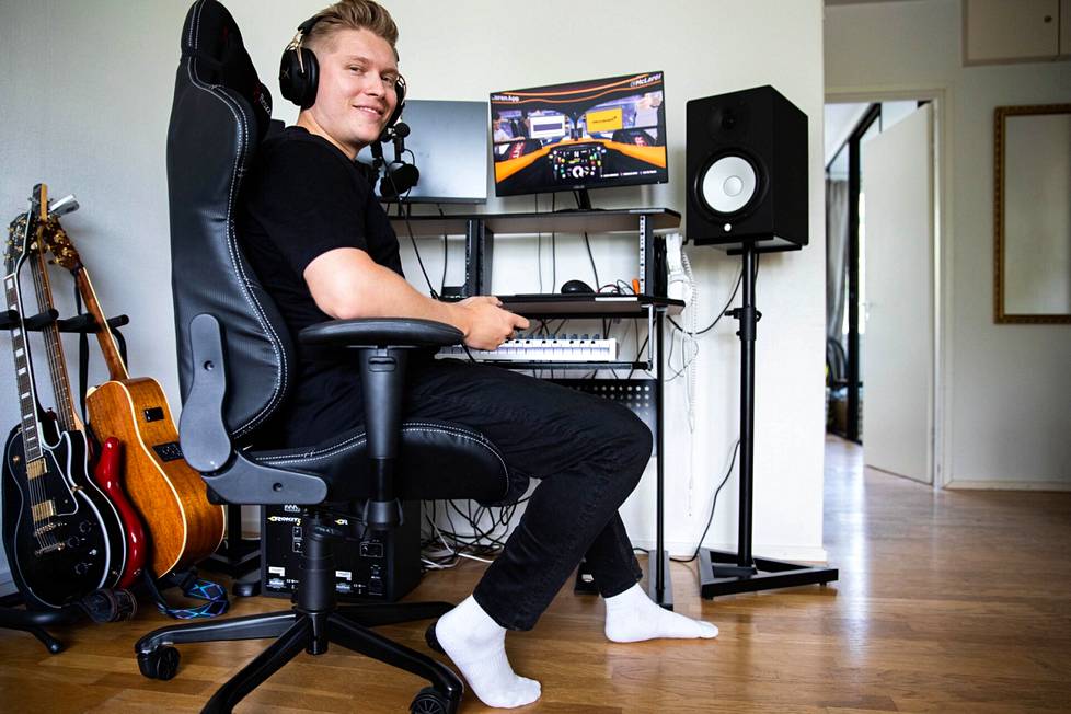 Heikki Petrell Kauriinmetsästäjät-yhtyeestä pelaa kotonaan Laajasalossa paljon online-videopelejä.