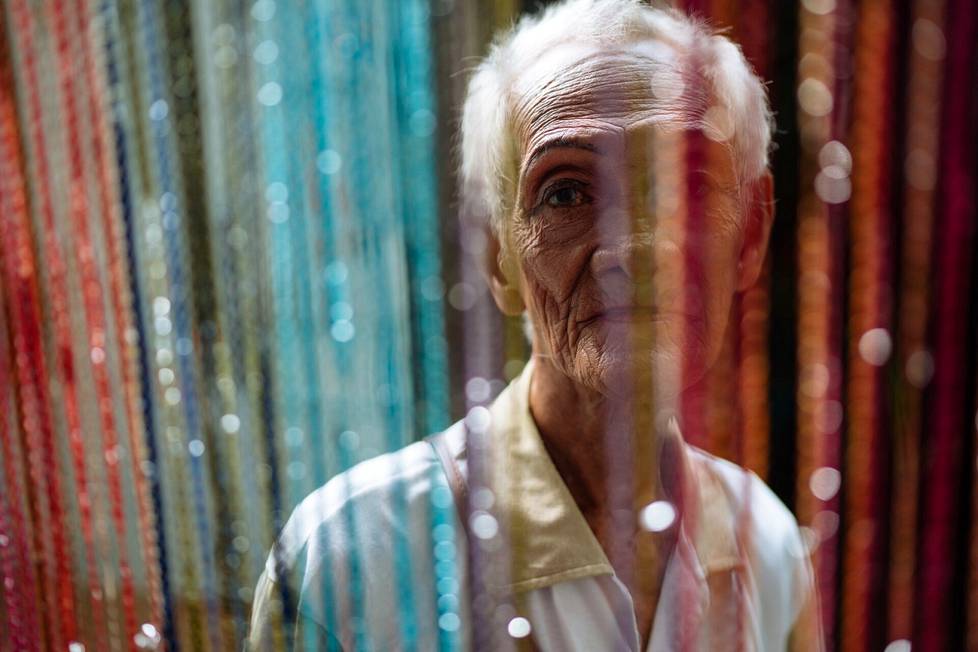 Al Enriquez, 86, katsoo verhon läpi Golden Gaysin kodissa Manilassa Filippiineillä  heinäkuussa 2022.The Golden Gays ovat Filippiineiltä kotoisin olevien vanhempien LGBTQI+ -ihmisten yhteisö, joka on elänyt yhdessä vuosikymmeniä ja tukee toisiaan syrjintää ja ennakkoluuloja vastaan, joita heidän ikänsä ja sosioekonominen luokkansa vielä lisäävät. Hannah Reyes Moralesin kuvat voittivat Kaakkois-Aasian ja Oseanian  kuvareportaasisarjan. 