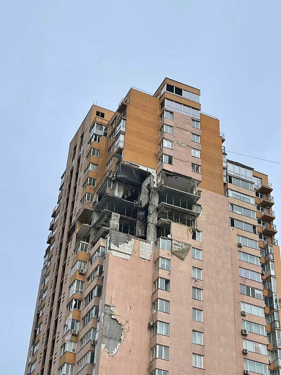 Kuva Lobanovskoho-kadun talosta otettuna heti Lvivistä paluun jälkeen 20. toukokuuta. Talo tuhoutui Venäjän iskussa 26. helmikuuta 2022.