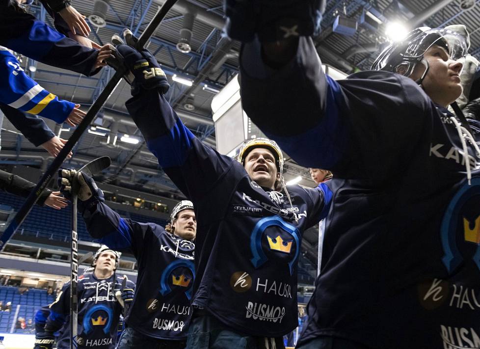 Kultakypärä Atro Leppänen (kesk.) ja muut Kiekko-Espoon pelaajat huomioivat seuran nuoria kannattajia otteluiden jälkeen.