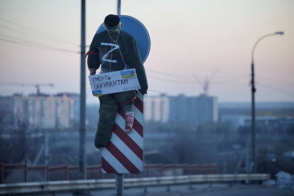 Чучело с российским символом Z вздернута на дорожном знаке в Запорожье. 