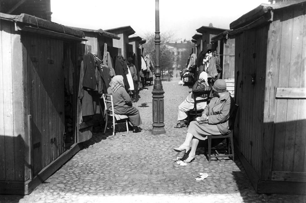 Vaatetavaraa ripustettuna näytteille juutalaisten torilla eli Narinkassa. Kuva on vuodelta 1929, jolloin Simonkadun varressa ollut myyntipaikka lakkautettiin.