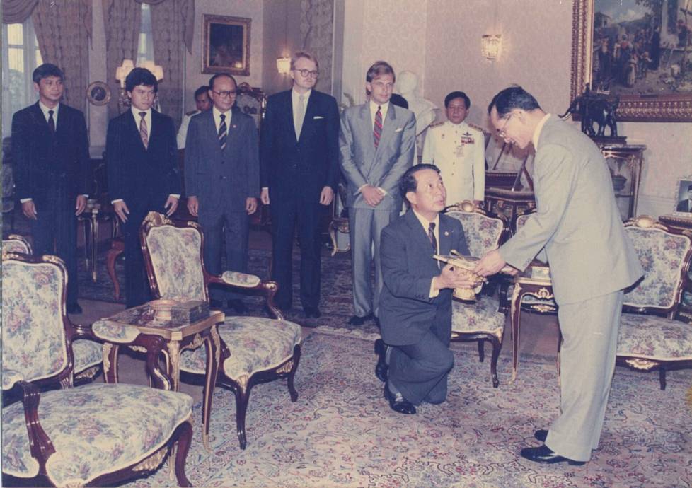Thaimaan pitkäaikainen kuningas Bhumibol Adulyadej vastaanotti Nokian puhelimen vastaanotolla vuonna 1989. Thomas Zilliacus rivissä viides vasemmalta.
