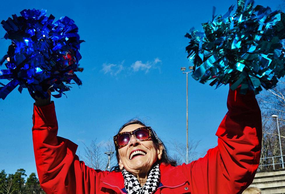 Ruotsin cheerleadingin pioneereihin kuulunut Harriet Karlsson, 81, nautti päästessään nuoruuden harrastuksensa pariin.