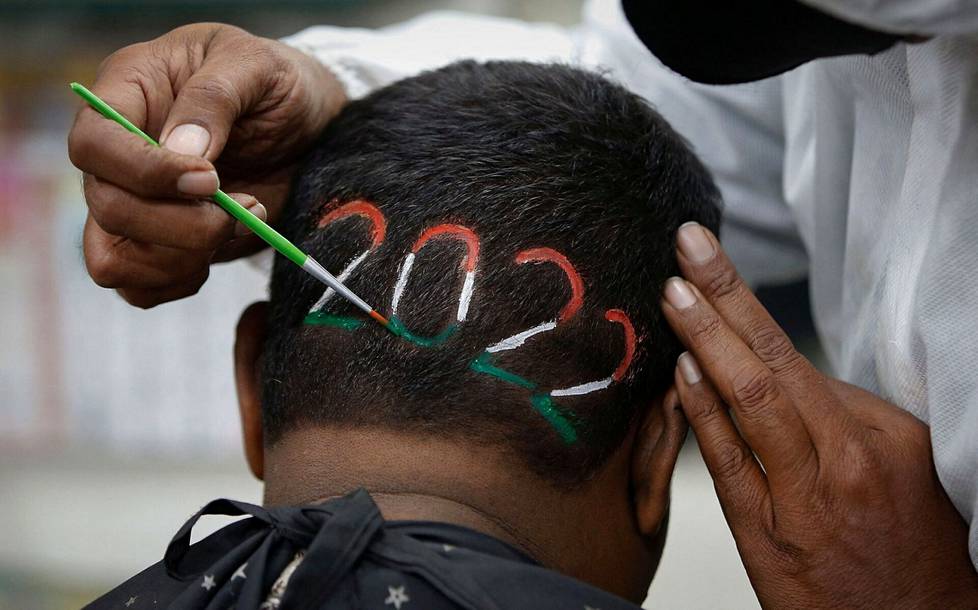 Intialaisen miehen hiuksiin ikuistui vuosi 2022.