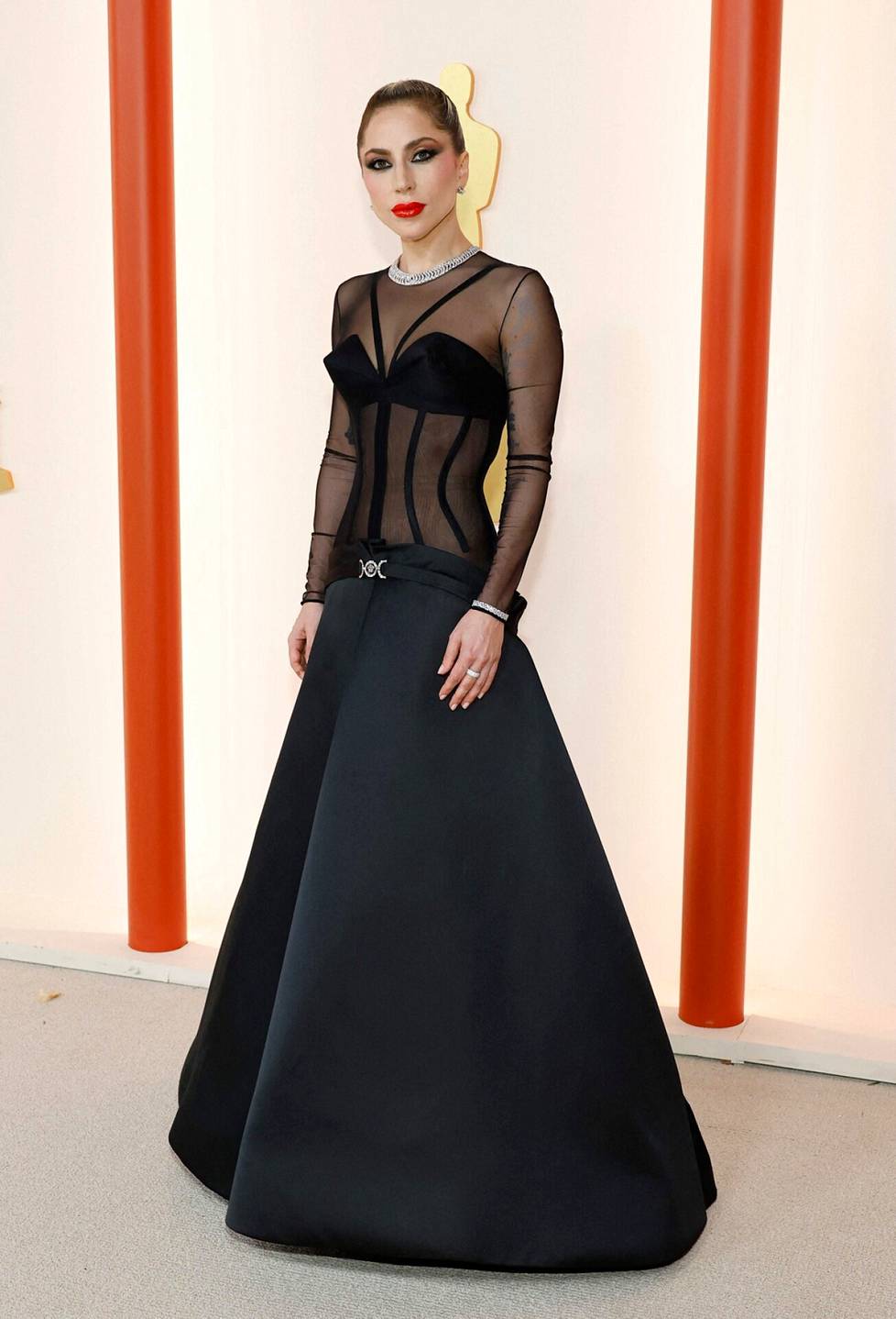 Laulaja Lady Gaga saapui gaalaan muotimerkki Versacen mustassa asussa, jonka erikoisuutena oli laskettu vyötärö. 