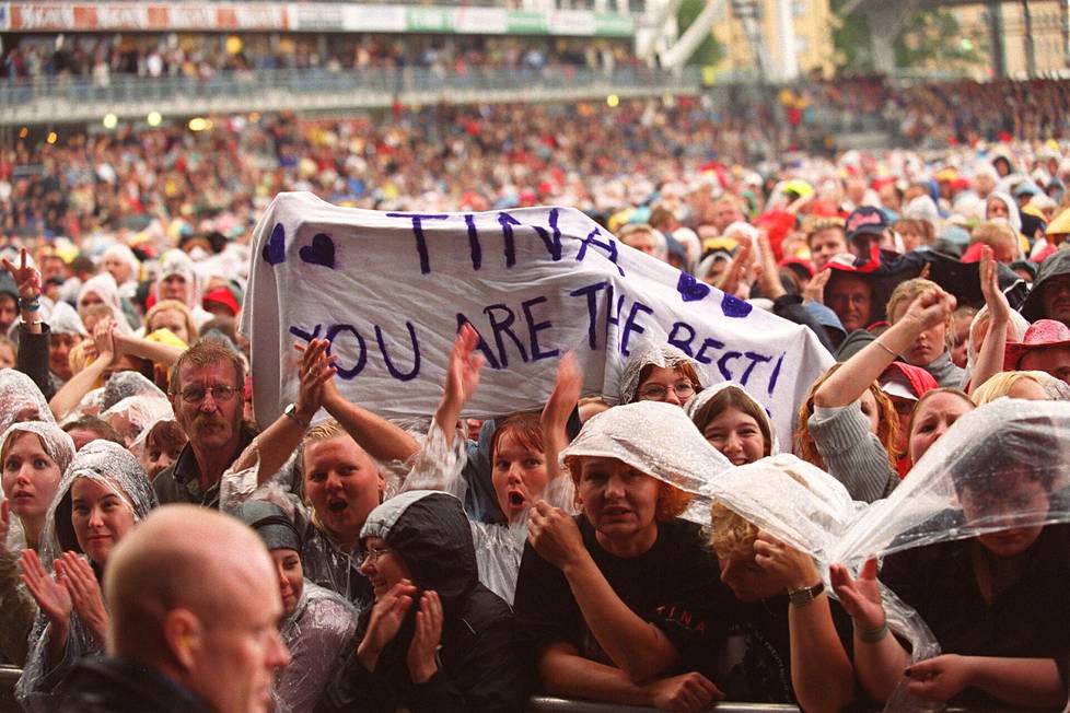 Sade kasteli yleisöä Tina Turnerin konsertissa Töölön jalkapallostadionilla vuonna 2000.