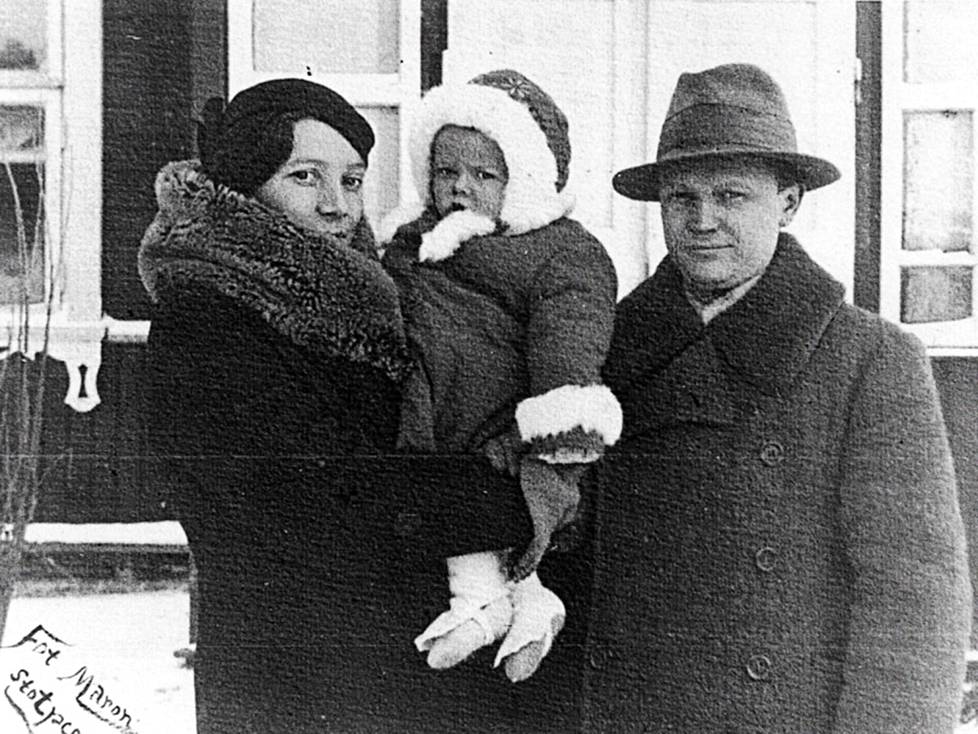 Alle vuoden ikäinen Ivonka vanhempiensa kanssa Stoŭbcyn kylässä Puolan valkovenäläisalueella talvella 1936-37. 