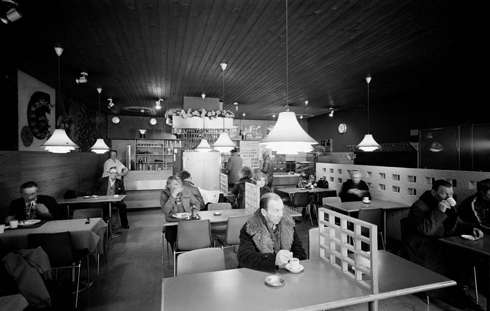 Siltasaarenkatu 6:ssa toimi 1970-luvulla kahvila Näkki. Kuva kahvilasta vuodelta 1976.