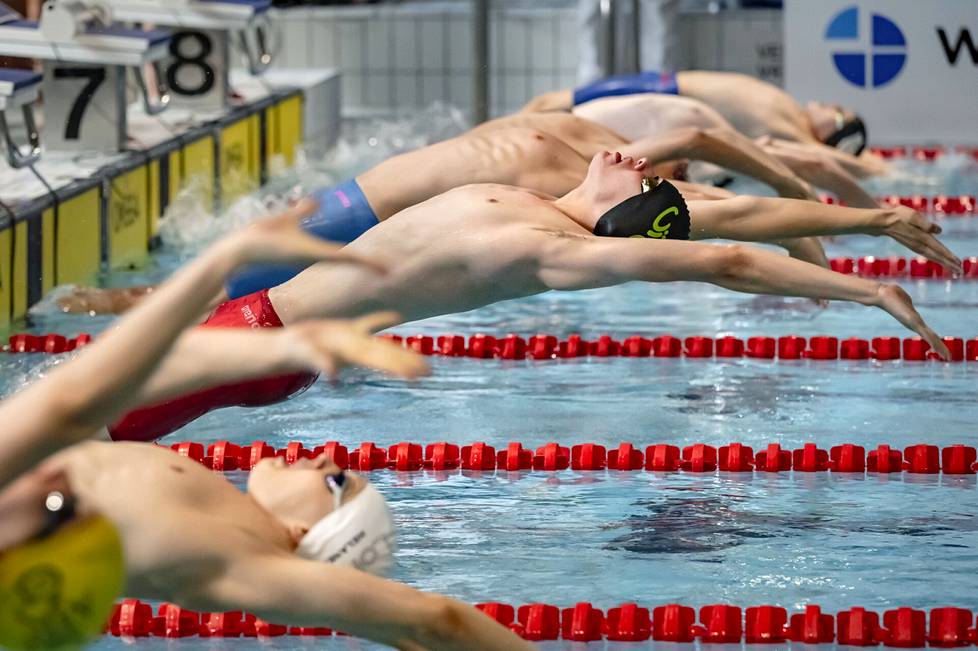 Mikko Kuittinen (in the middle) started off with the others in the 15-year-old boys' backstroke.