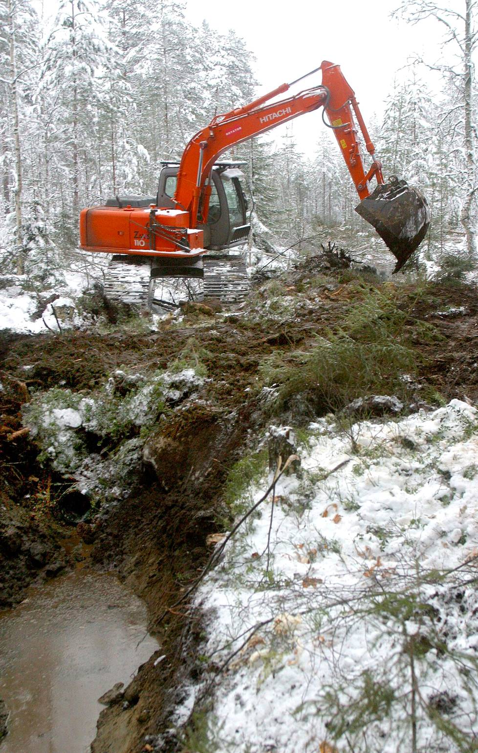 Vanhaa metsäojaa kaivettiin auki Ulvilassa 2005, jotta metsän kasvu paranisi. 