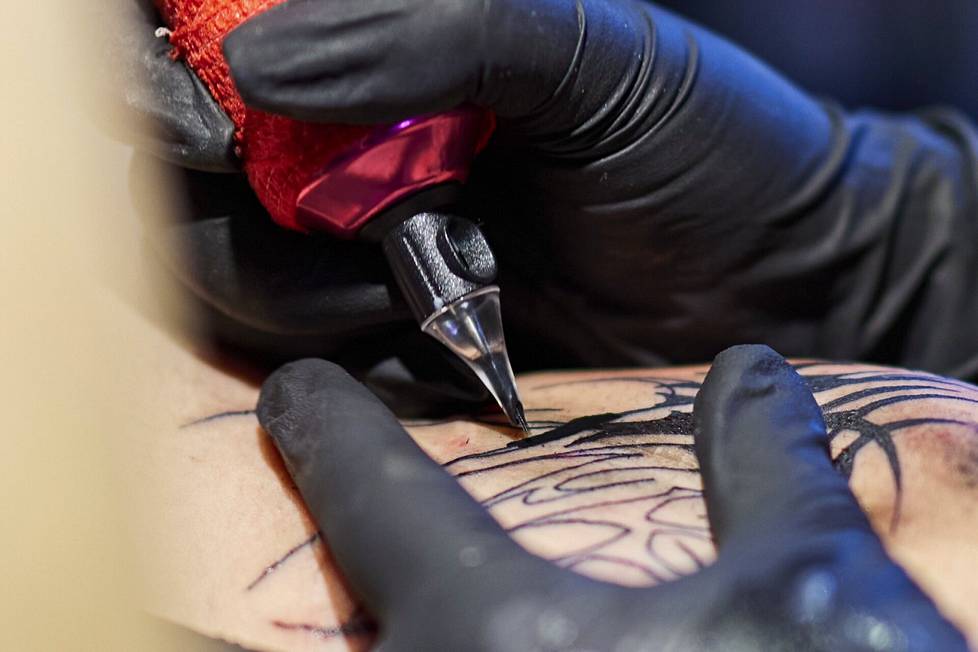 The closer to the inner thigh Elisa Kiljunen tattoos, the more it hurts, says Iida Rantanen.