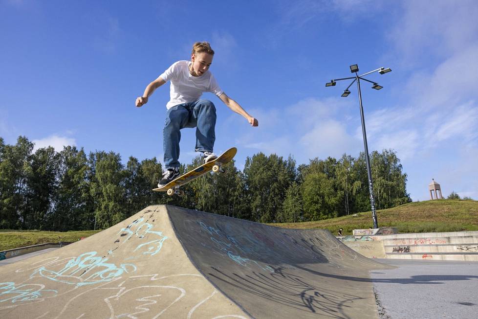 Eemeli Syrjänen succeeds in her jump.