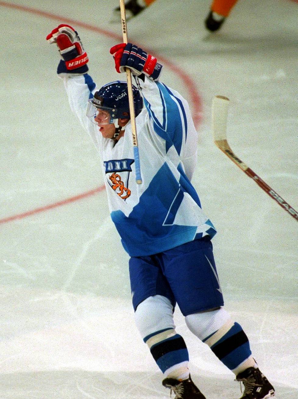 Saku Koivu juhli 1–0-maaliaan ottelussa Saksaa vastaan Helsingin Ilmalan upouudessa hallissa vuonna 1997.