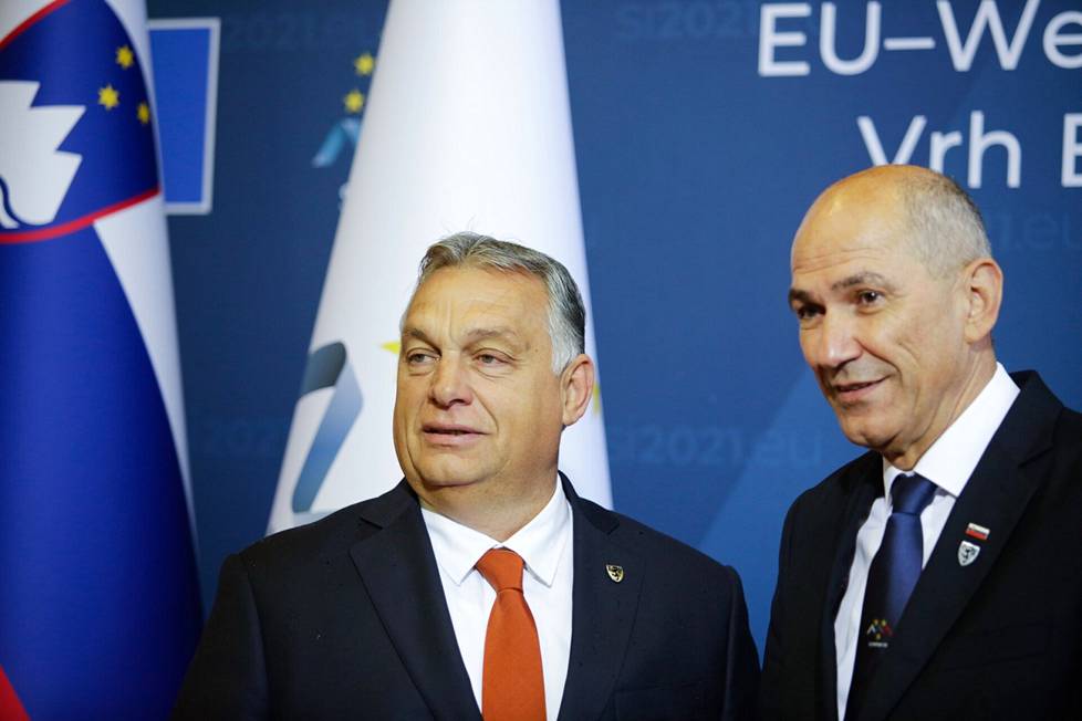 Slovenian pääministeri Janez Janša (oik.) hyvän ystävänsä, Unkarin pääministerin Viktor Orbánin kanssa Brdo pri Kranjussa Sloveniassa pidetyn Länsi-Balkania koskevan  EU-huippukokouksen aikana lokakuussa.