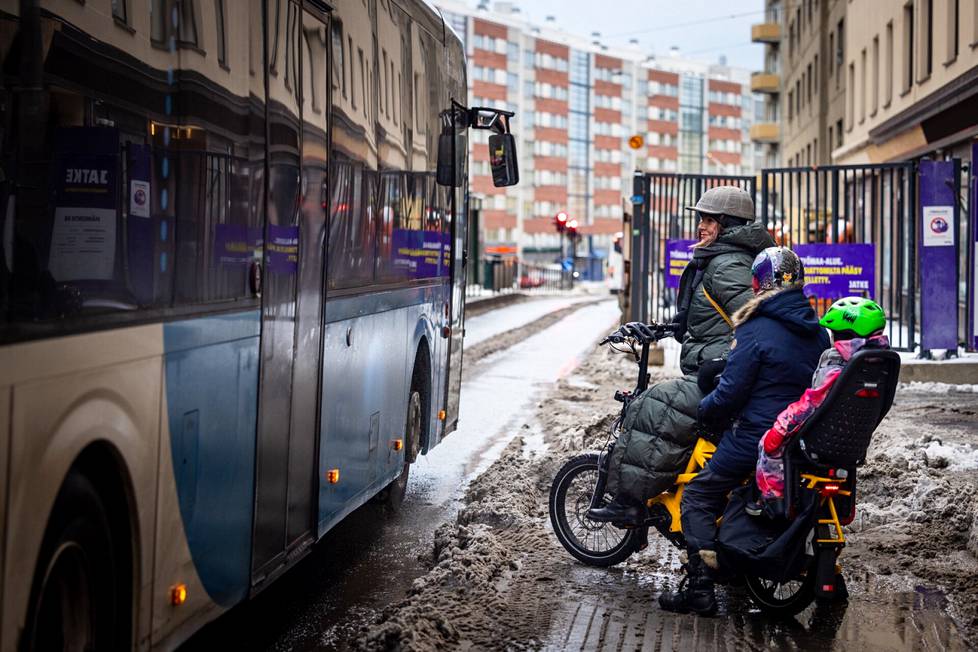 Gia Forsman-Härkönen lapsineen välttelee uusitun Hämeentien pyörätietä. Haasteena ovat erilaiset tukkeet, kuten työmaat, jotka pakottavat siirtymään bussikaistalle.