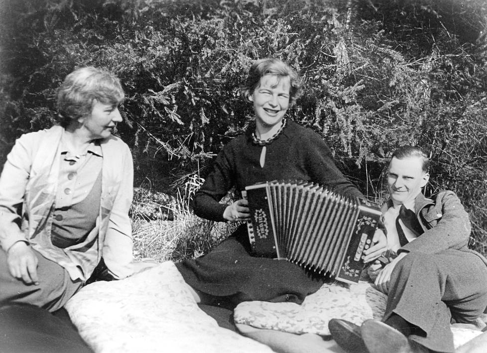Kesäidylli ennen sotaa: oikealla Harro Schulze-Boysen, keskellä Libertas Schulze-Boysen soittaa haitaria ja vasemmalla hänen äitinsä kreivitär Tora zu Eulenberg. Kaikki jutun kuvat ovat kirjan kuvitusta. 