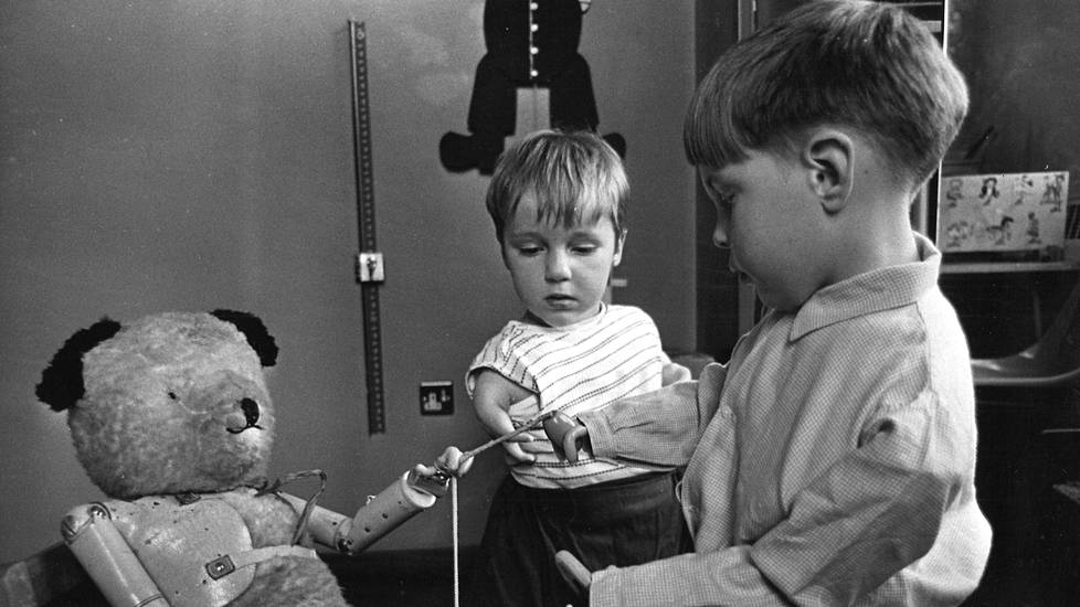 Talidomidin vammauttamia lapsia lastensairaalassa Britanniassa 1960-luvun lopulla.