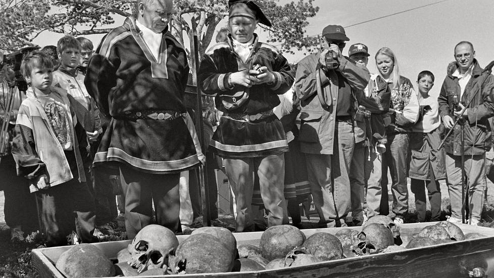 Tutkijoiden aikoinaan viemiä saamelaisten kalloja palautettiin hautaan Inarissa heinäkuussa 1995.