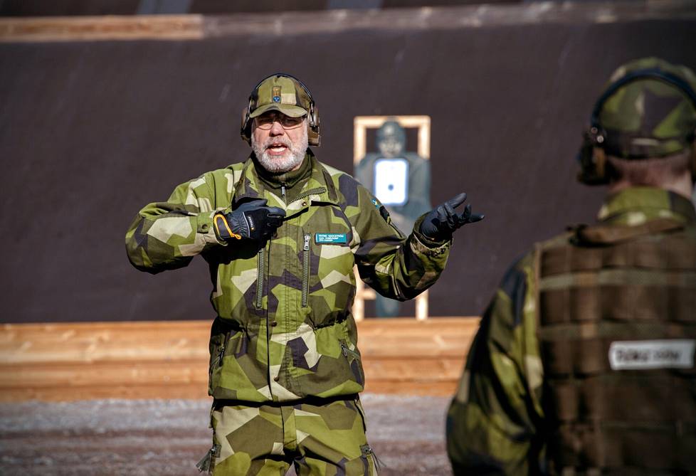 Patrick Wikström, the trainer who led the shooting practice, has been involved in Hemvärnet for more than 30 years.  “Our mission has always been the same.  The threat to the Eastern bear has always existed, but not so acutely. ” 
