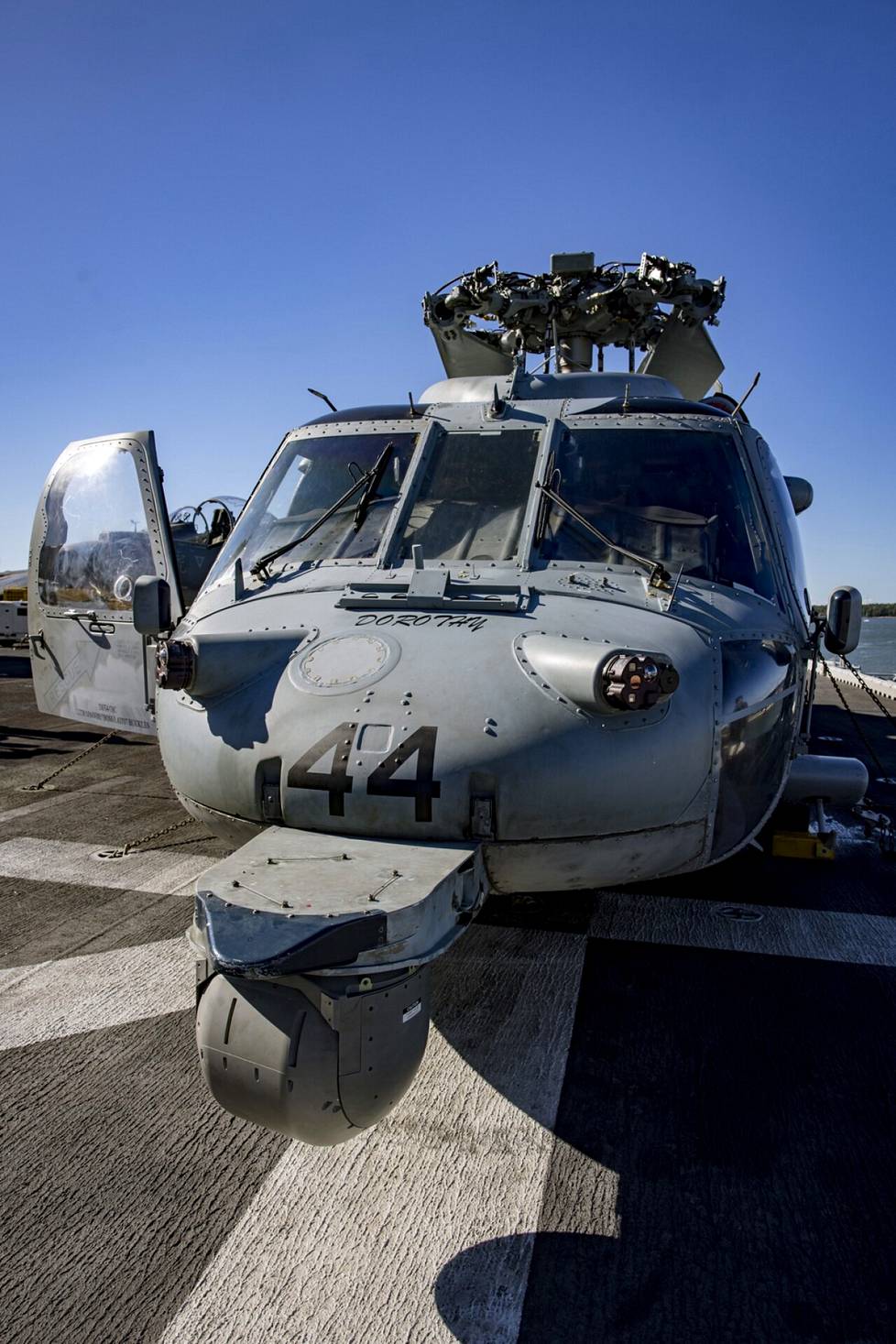 Yhdysvaltain laivaston maihinnousutukialus USS Kearsarge esitteli kalustoaan lehdistölle. Kuvassa MH-60S Seahawk. 