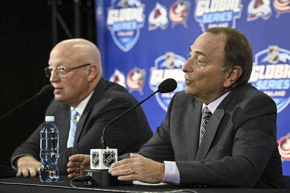 Gary Bettman vastasi Tampereen NHL-vierailun aikana toimittajien kysymyksiin yhdessä varajohtajan Bill Dalyn kanssa.