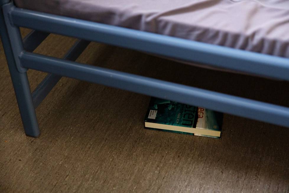  Tyhjän sellin sängyn alle oli jäänyt kirja edelliseltä asukkaalta.