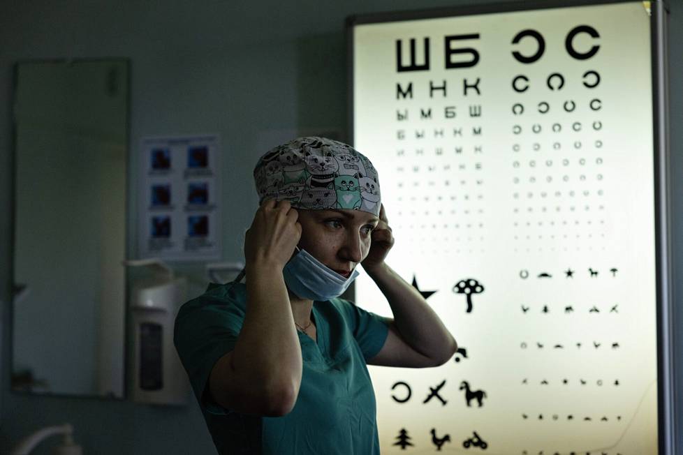Lääkäri Darina Dikonova leikkasi Ivanin silmät. Operaatio kesti tunteja.