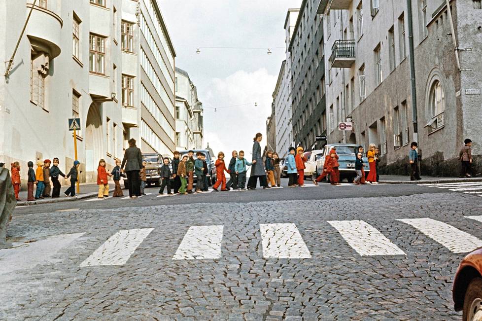 The intersection of Meritullinkatu and Rauhankatu, around 1970. Kindergarten children crossing the street with their caregivers.