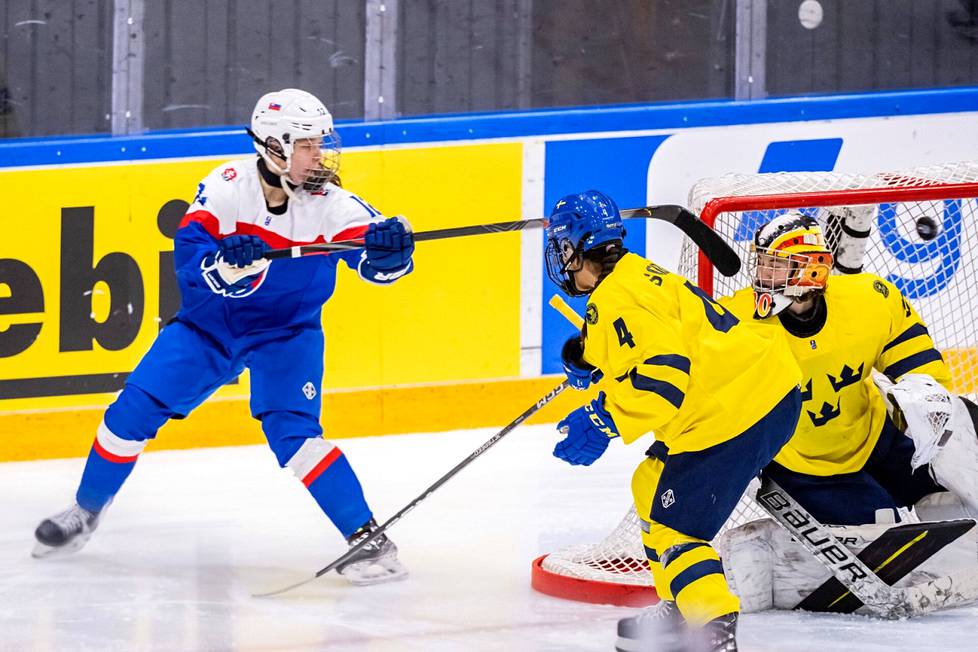 Slovakian Nela Lopušanová ohitti ilmaveivillä Ruotsin maalivahdin Felicia Frankin puolivälieräottelussa tyttöjen MM-kisoissa 12. tammikuuta.