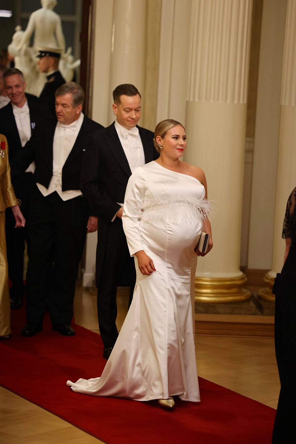 Young entrepreneur of the year Emmi Lehtomaa is dressed in a suit designed by Anni Ruuthi.  White ostrich feathers have been used in the details of the suit.