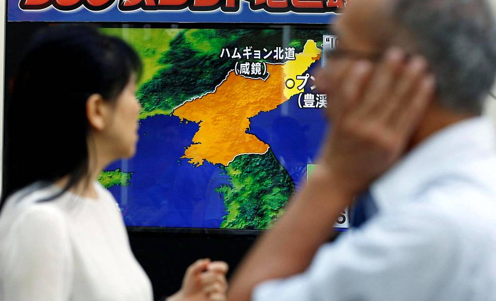 Tokiolaiset seurasivat sunnuntaina uutislähetystä Pohjois-Korean tilanteesta.