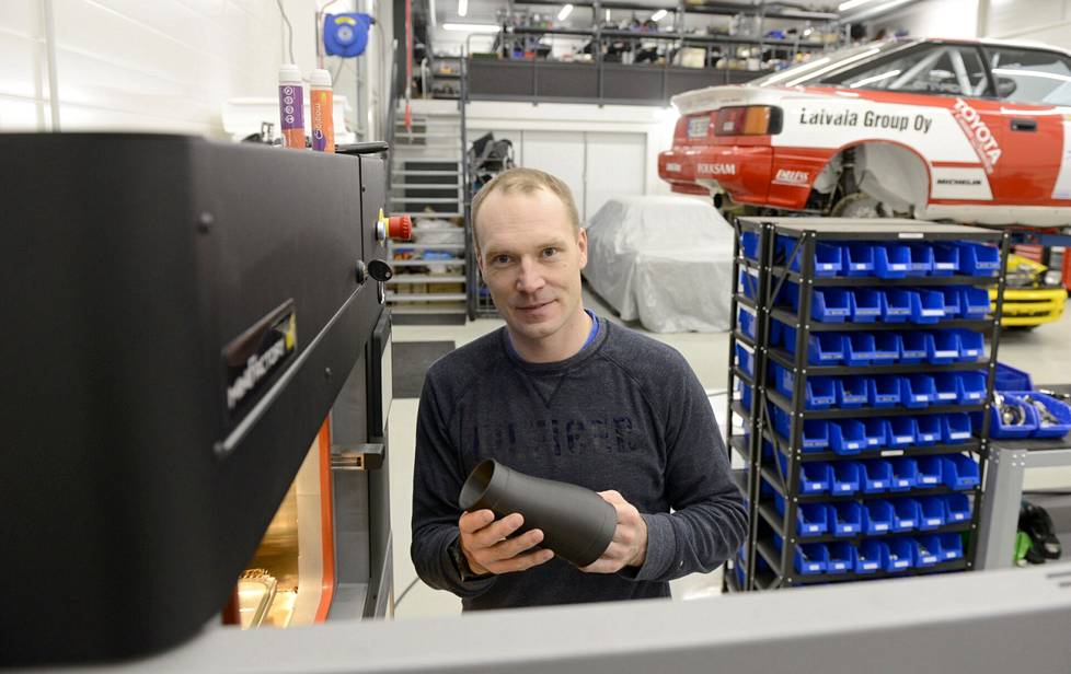 Jari-Matti Latvalan rallipajassa voi valmistaa uusia osia vanhoihin ralliautoihin 3D-tulostimella.