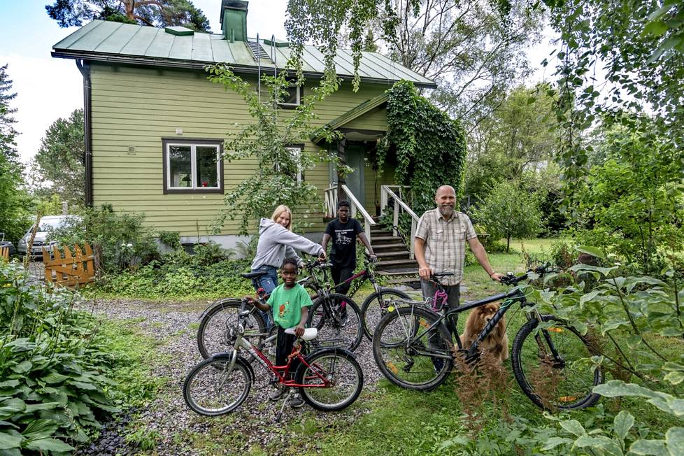 Viisihenkisessä Marjamaan perheessä käytetään autoa ja moottoripyörää, mutta työ- ja koulumatkat sujuvat nykyään enimmäkseen polkupyörillä ja julkisella liikenteellä. Kuvassa lapset Venny, Felix ja Aarre, Jani-isä sekä Max-koira.