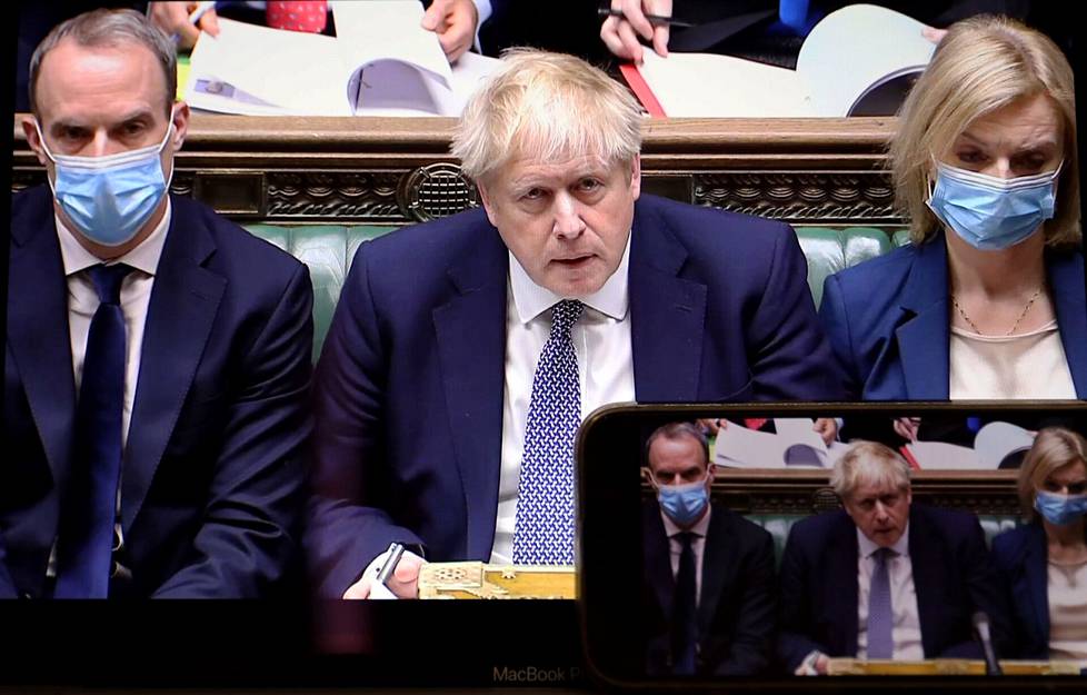 Pääministeri Boris Johnsonilla alkaa kova viikko, kun selvitys koronarajoitusten rikkomisista on määrä julkaista. Kuva pääministerin kyselytunnilta 12. tammikuuta. Johnson pyysi anteeksi osallistumistaan virka-asuntonsa puutarhassa pidettyyn ”omat pullot mukaan” -tilaisuuteen.