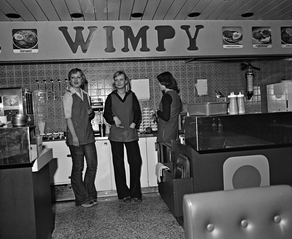 Wimpyn hampurilaisravintola Bulevardi 6:ssa. Kolme henkilökuntaan kuulunutta nuorta naista poseerasi ravintolan ruoanvalmistuslaitteiden keskellä. 