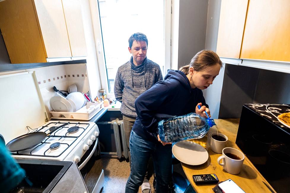 Venäjältä paennut toimittajapariskunta Aleksei Strelnikov ja Jelena Strelnikova sinnittelee ahtaassa asunnossa Riiassa ja kamppailee rahahuolien kanssa.