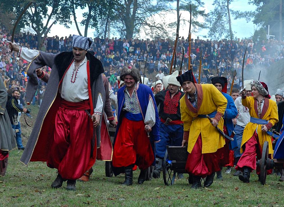 Kasakkahistorian harrastajia esittämässä uudelleen Zbarazhin taistelua, joka käytiin puolalaisia vastaan 1649.