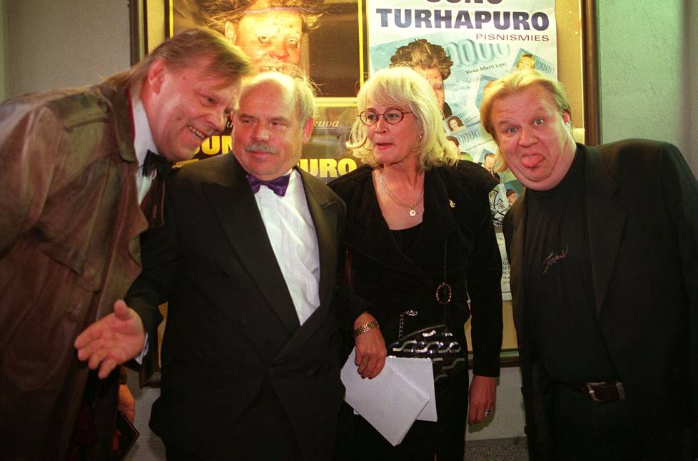 Vesa-Matti Loiri, Ere Kokkonen, tuottaja Anna-Maija Kokkonen ja Jope Ruonansuu Johtaja Uuno Turhapuro – pisnismies -elokuvan ensi-illassa vuonna 1998.