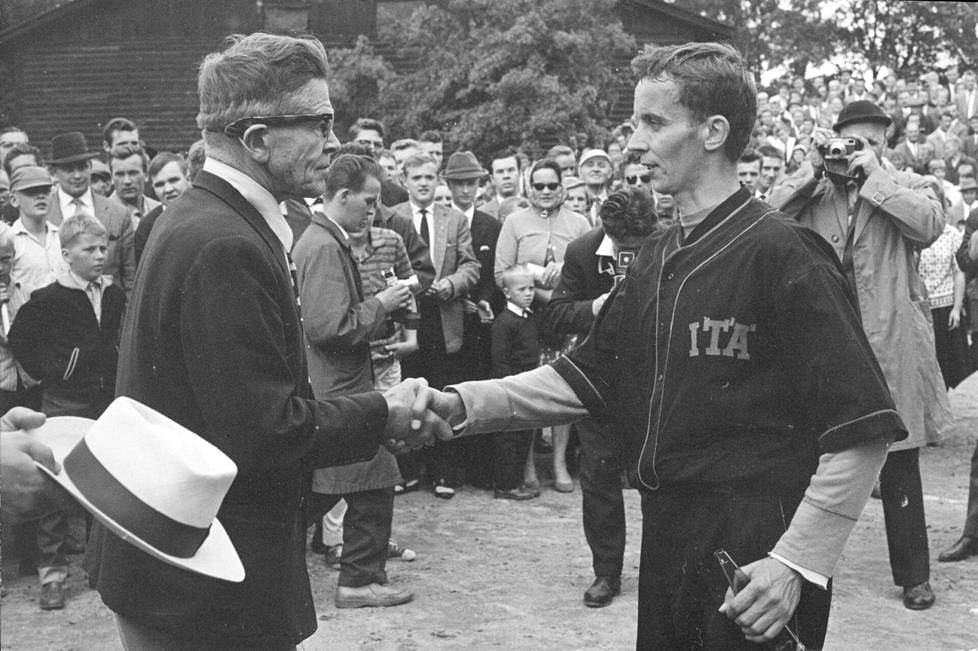 Lauri ”Tahko” Pihkala ja pesäpalloilija Olli Hanski paiskasivat kättä 1969.