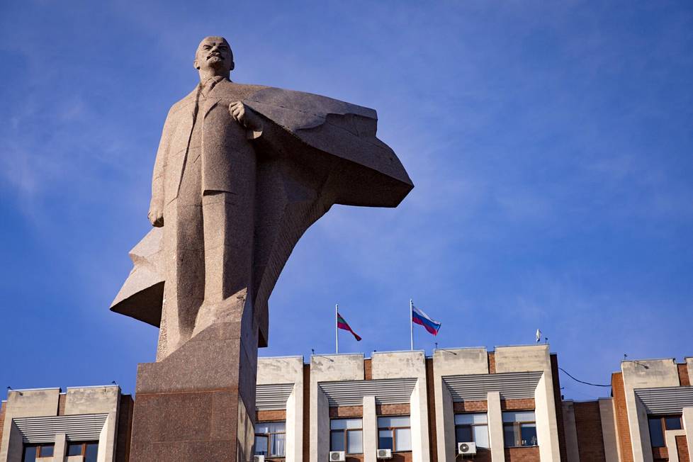 Transnistrian parlamenttitalon edustalla Tiraspolissa on valtava Leninin patsas.