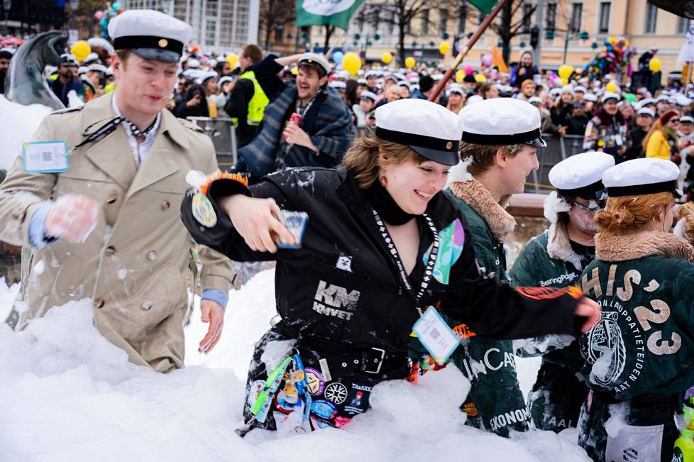 Helsingin keskustassa oli vappuaattona karnevaalitunnelmaa.