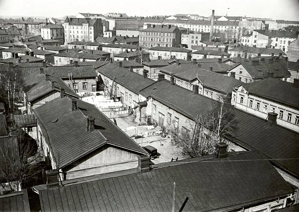 At the turn of the 1940s and 1950s, workers' apartments had already spread around the area.  The laundry was hung out to dry on the grounds of Työväen Asunto asakehtiö Alu.  In the background is the row of stone houses on Hietalahdenranta and the 