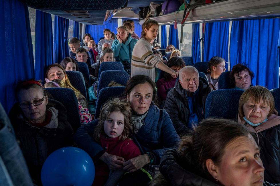 Ukrainalaisia pakolaisia bussissa, joka suuntasi kohti Medykan kylää, Puolaa.