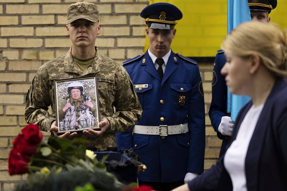 Ilmavoimien eversti Myhailo ”Isoisä” Matjušenko haudattiin maanantaina Butšassa sotilaallisin menoin.