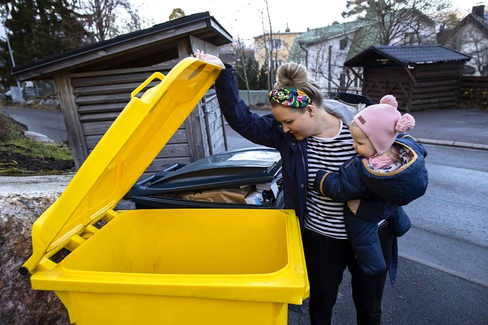 Annamari Värtö hoiti paritaloyhtiöön erilliset muovi- ja kartonki-jäteastiat, koska halusi itse kierrättää kaikki jätteensä. 