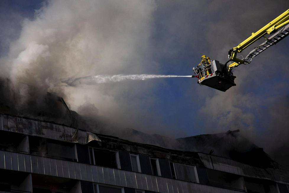 Yhdeksänkerroksinen kerrostalo paloi vielä illalla Porissa.
