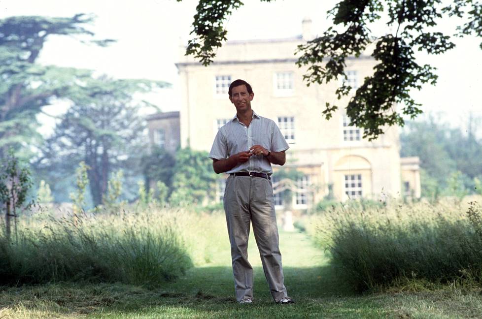 Prinssi Charles Highgroven kartanon edessä heinäkuussa 1986. 